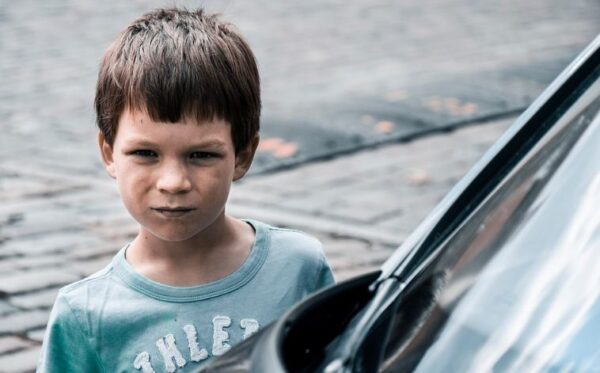 4 formas prácticas de corregir a un niño malcriado