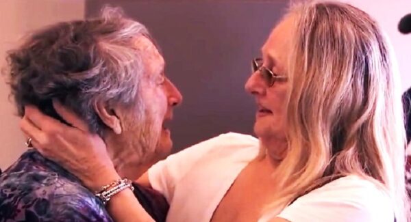 A una mujer le dijeron que su hija murió al nacer pero la encuentra 69 años después. Le mintieron