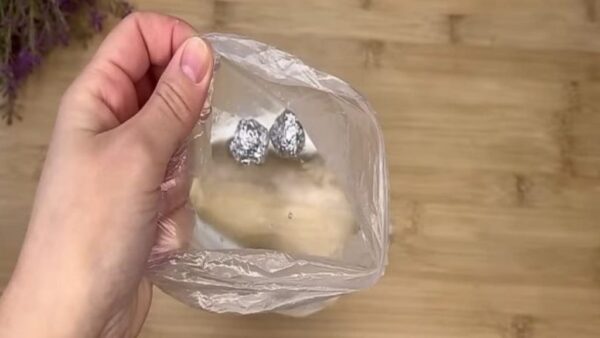 Añade una hoja de papel de aluminio a una bolsa llena de agua: que pasa