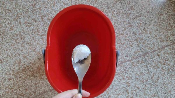 Añade una pizca de sal al cubo de limpieza, con este truco ahorrarás dinero