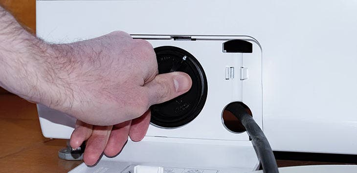 Desenroscar la tapa del filtro de la lavadora