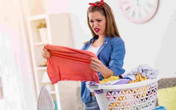 Adiós a las manchas de maquillaje en la ropa: así las eliminarás para siempre