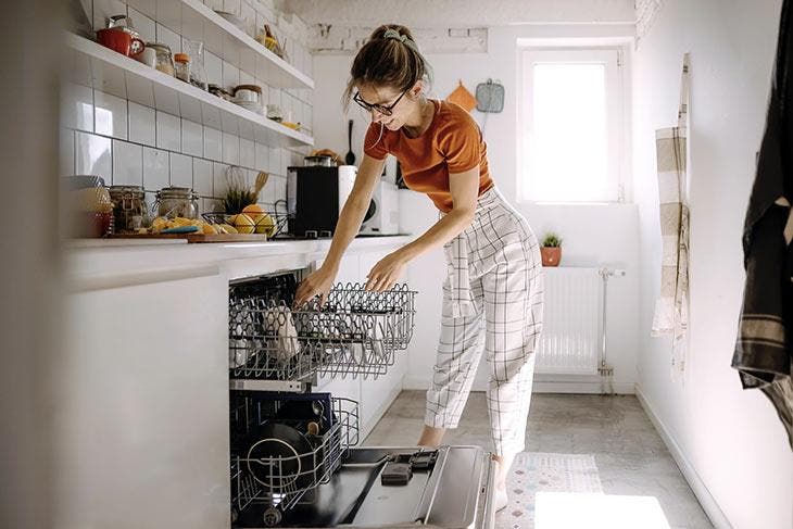 usando el lavavajillas