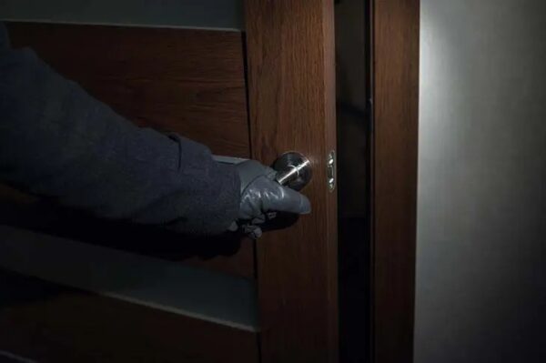 Aquí hay algunos consejos para proteger su hogar contra robos: