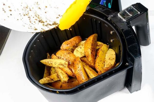 Aquí hay tres errores comunes que pueden afectar la vida útil de la freidora y estropear los alimentos.