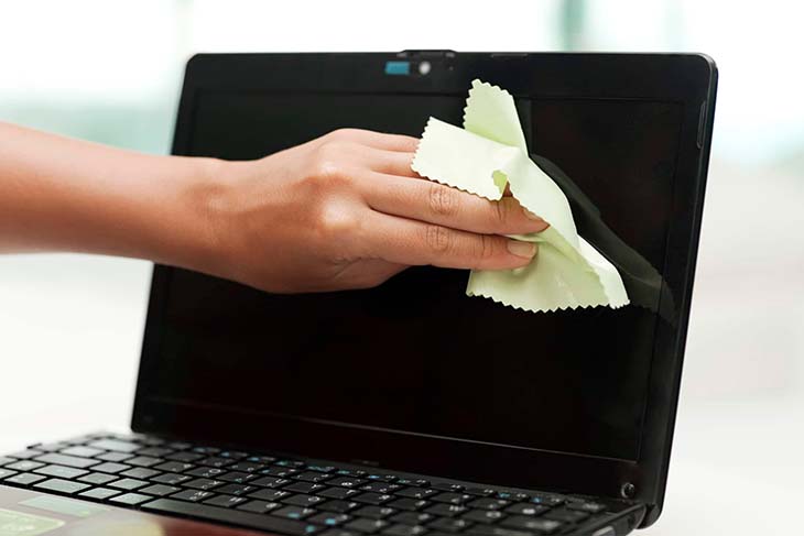 quitar el polvo de la pantalla de la computadora