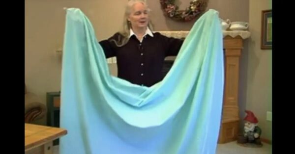 Aquí se explica cómo doblar una sábana bajera en menos de un minuto.