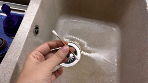 Aquí se explica cómo limpiar los desagües del fregadero rápidamente sin mover un dedo