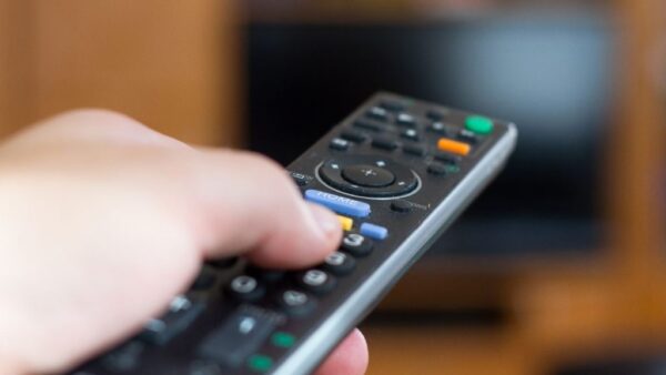 Aquí tienes el método de los técnicos para encender tu televisor y decodificador con un solo mando a distancia