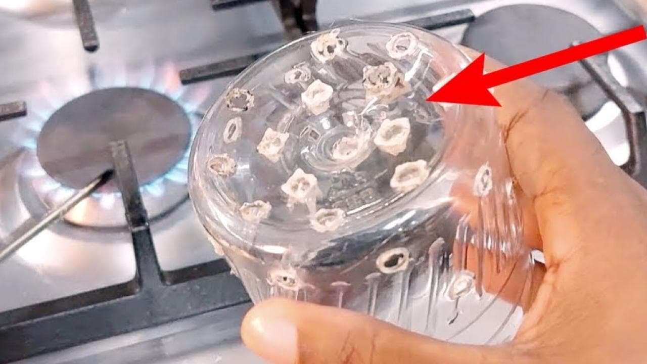 Agujeros en un recipiente de plástico.