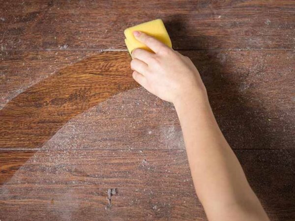 Aquí tienes un truco infalible para quitar el polvo de todos los muebles de la casa