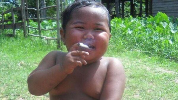 Así se encuentra actualmente el niño fumador de indonesia