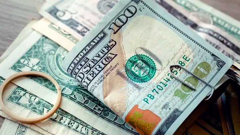 Los expertos aconsejan evitar doblar los dólares. Tampoco hay que sujetarlos con bandas elásticas o clips metálicos. Los expertos aconsejan evitar doblar los dólares. Tampoco hay que sujetarlos con bandas elásticas o clips metálicos.