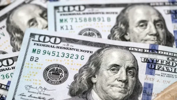 Atención: Esto es lo que nunca debés hacer con los billetes de dólares antes de guardarlos