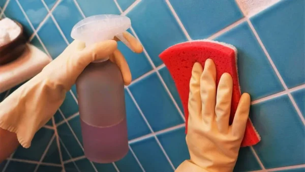 Basta con fregar los azulejos del baño: con un toque de esto vuelven a quedar como nuevos