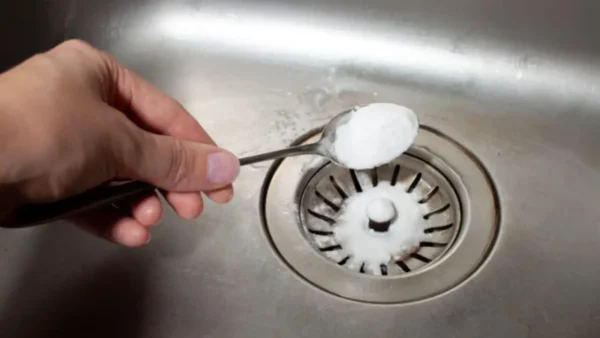 Bicarbonato de sodio en el desagüe, la solución a muchos problemas que tienes en la cocina