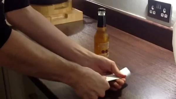 Botellas, no hace falta sacacorchos: cómo abrirlas con el truco del papel en 2 minutos