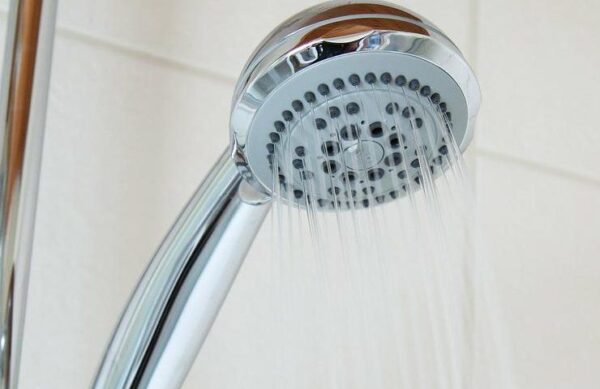 Cal en la ducha: un spray de este aliado natural es suficiente