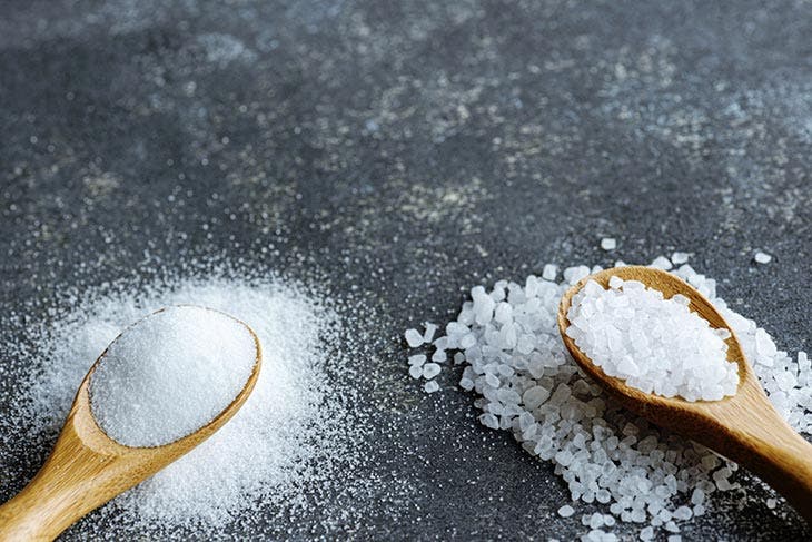 Comment se débarrasser des mauvaises herbes et de la mousse sur les pavés ? 4 Cucharadas de sal gruesa y sal fina