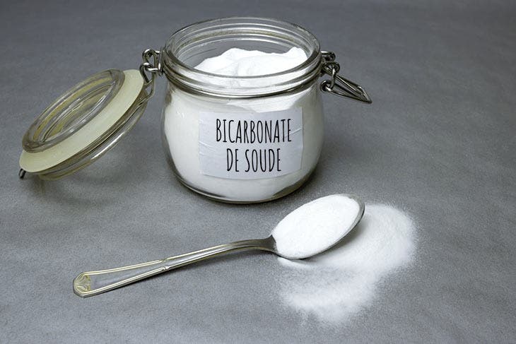 Comment se débarrasser des mauvaises herbes et de la mousse sur les pavés ? 3 Bicarbonato