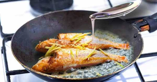 ¿Cómo deshacerse del olor a fritura de pescado? Simplemente ponga 1 ingrediente en el aceite