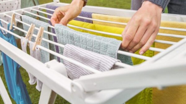 Cómo eliminar el olor a moho de la ropa tendida: aquí tienes la solución