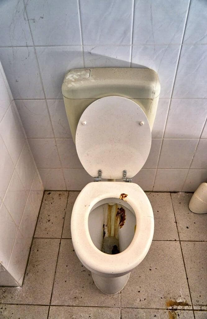 Baños extremadamente sucios