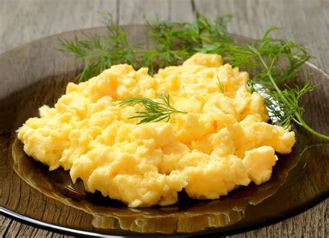 ¿Cómo hacer huevos revueltos cremosos? Un ingrediente secreto marca la diferencia