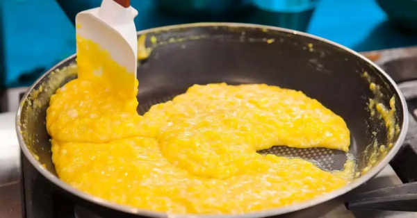 ¿Cómo hacer huevos revueltos cremosos? Un ingrediente secreto marca la diferencia