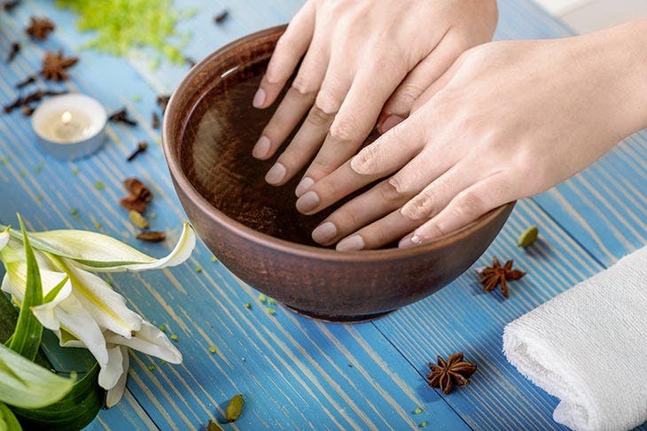 Uñas en un recipiente con agua fría