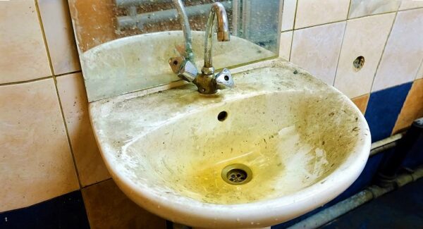 Cómo limpiar el sarro y el jabón pegado en el lavado