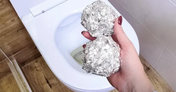 ¿Cómo limpiar la cisterna del inodoro con papel de aluminio?