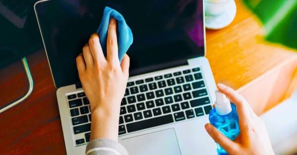 ¿Cómo limpiar la pantalla de una computadora sin toallitas?