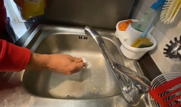 Cómo limpiar los desagües de la cocina con métodos naturales y eficaces