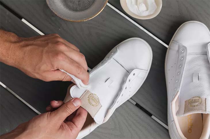 zapatos blancos limpios