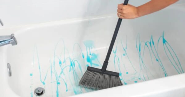 ¿Cómo limpiar una bañera o ducha con detergente líquido y vinagre?