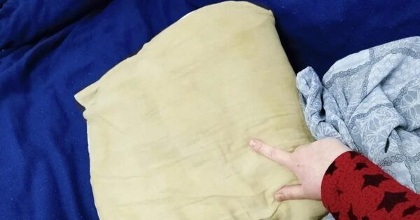 ¿Cómo limpiar y blanquear una almohada amarillenta?