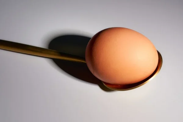 ¡Cómo pelar huevos cocidos perfectamente y en tan solo unos minutos con el truco de la cuchara!