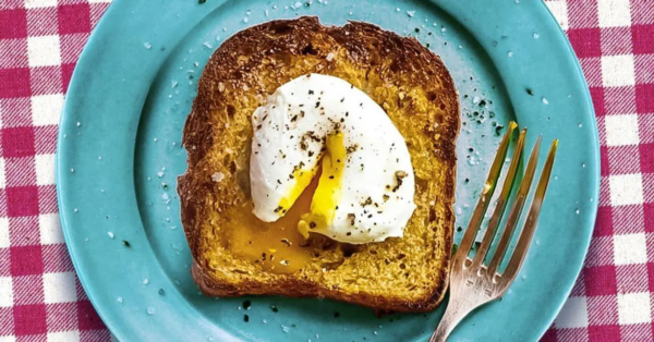 ¿Cómo preparar huevos escalfados en segundos? El truco inteligente para cocinarlos sin agua