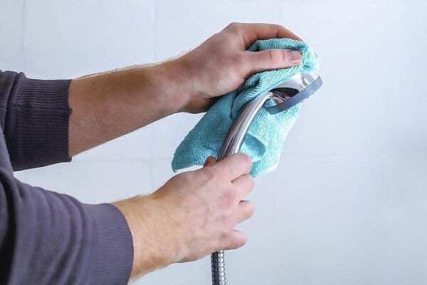 ¿Cómo prevenir los depósitos de placa blanca en el cabezal de la ducha?