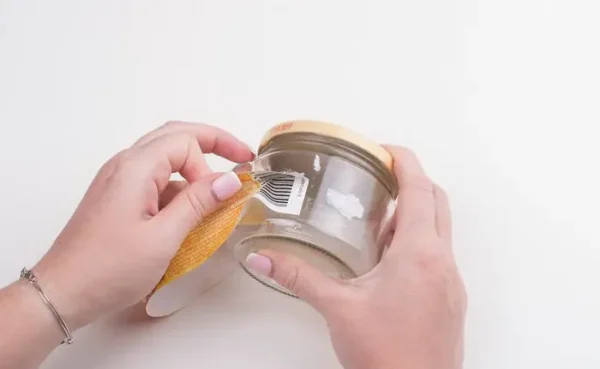 ¡Cómo quitar las etiquetas de los frascos de manera práctica y rápida!