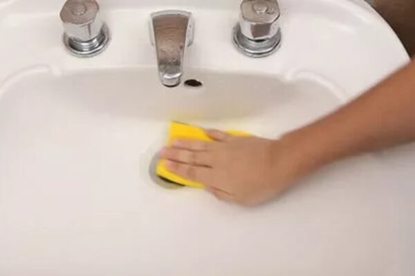 ¿Cómo quitar las incrustaciones amarillas del fregadero? Muy sencillo, ¡descúbrelo con nosotros!