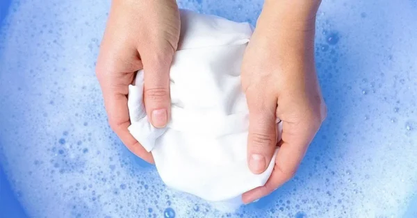 ¿Cómo quitar las manchas de la ropa blanca?