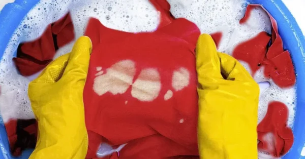 ¿Cómo quitar las manchas de lejía de la ropa?