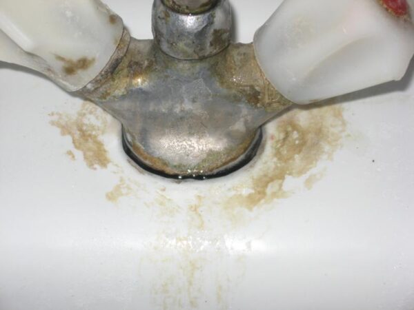 ¡Cómo quitar las manchas oscuras alrededor de los grifos!