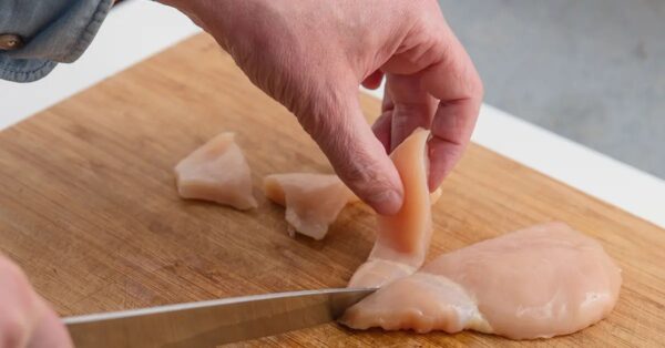 ¿Cómo quitar los tendones blancos de la pechuga de pollo?