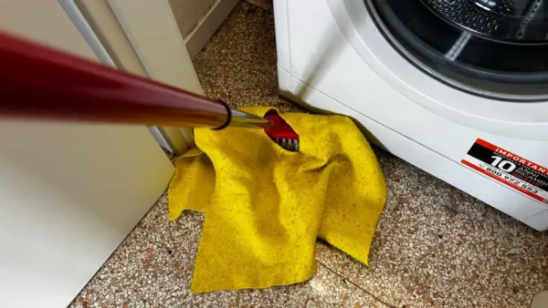 Cómo quitar toda la suciedad debajo de la lavadora y del frigorífico, el truco del trapo