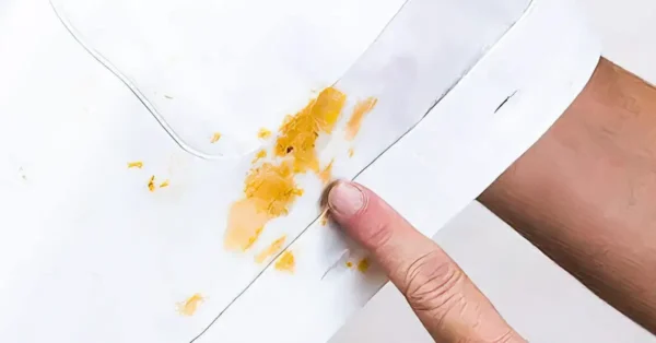 ¿Cómo quitar una mancha de aceite de una prenda sin lavar?