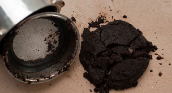 Cómo y cuándo echar posos de café en el fregadero para tener las tuberías siempre limpias y fragantes