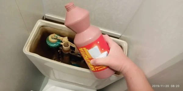 Cómoda forma de descalcificar el inodoro también desde abajo